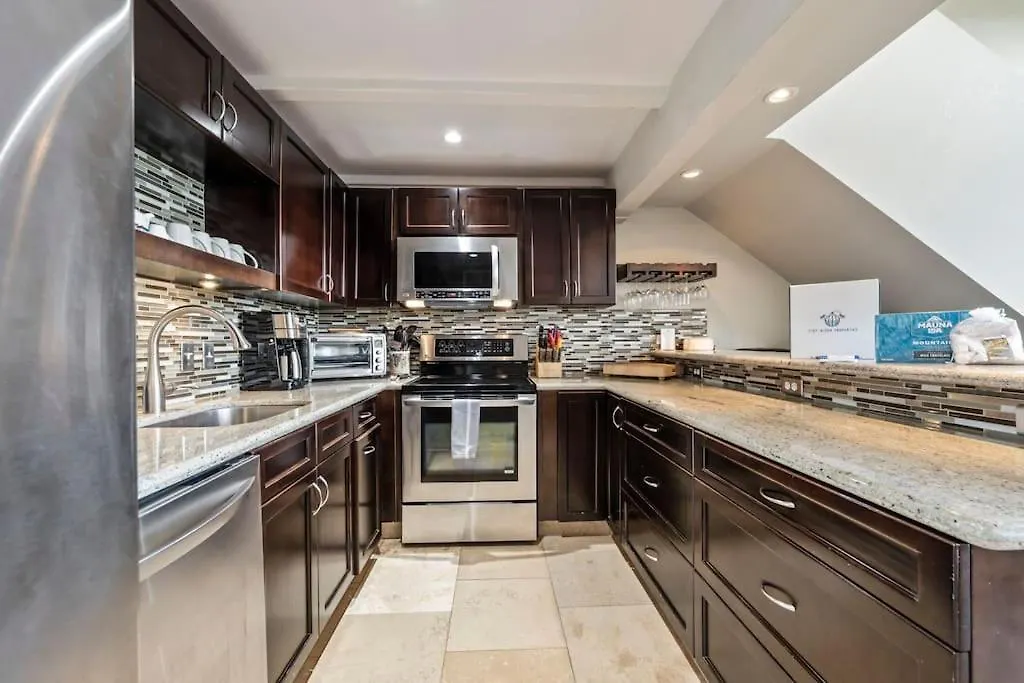 Kihei Alii Kai A404- Top Floor, Remodeled, Oceanview & Steps From Beach