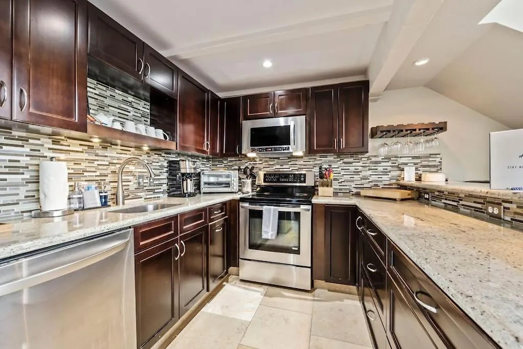 Kihei Alii Kai A404- Top Floor, Remodeled, Oceanview & Steps From Beach 0*,