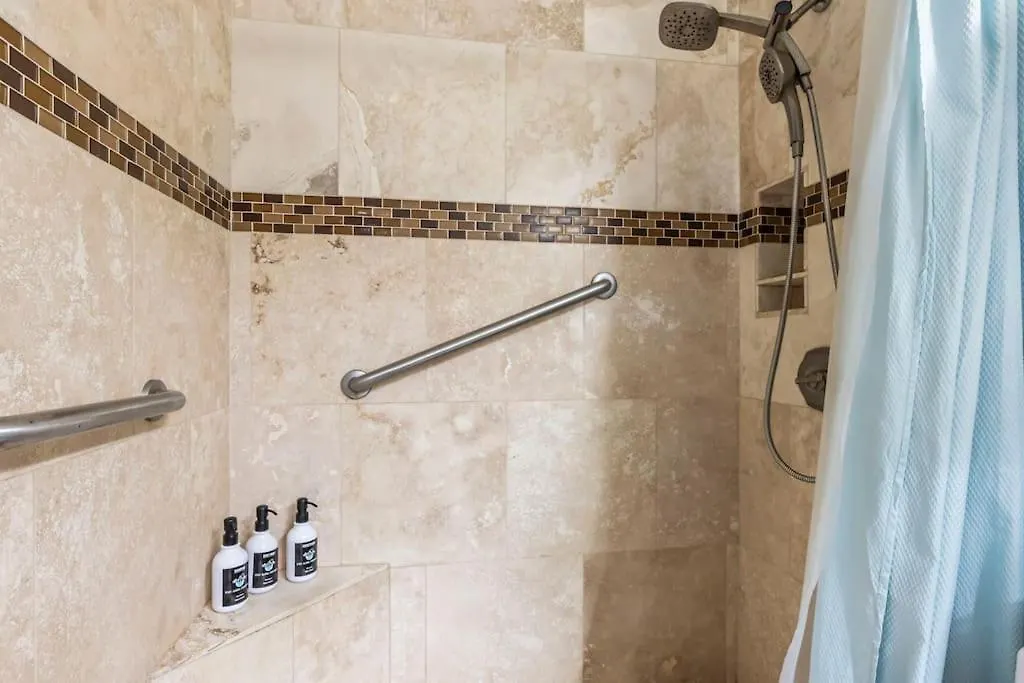 Kihei Alii Kai A404- Top Floor, Remodeled, Oceanview & Steps From Beach Apartment